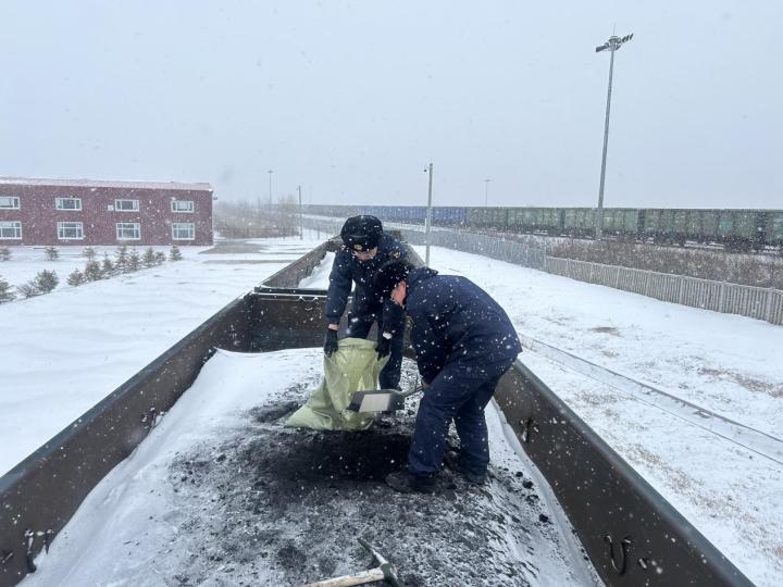 同江海关迎风战雪 全力保障通关顺畅  -图2