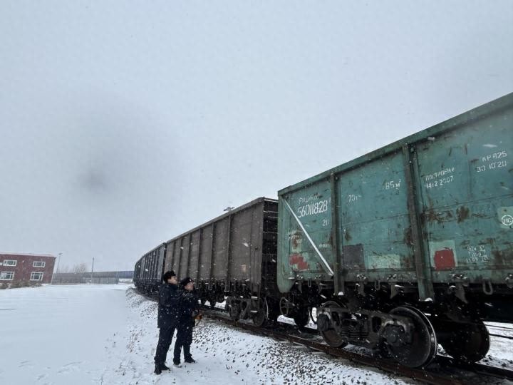 同江海关迎风战雪 全力保障通关顺畅  -图1